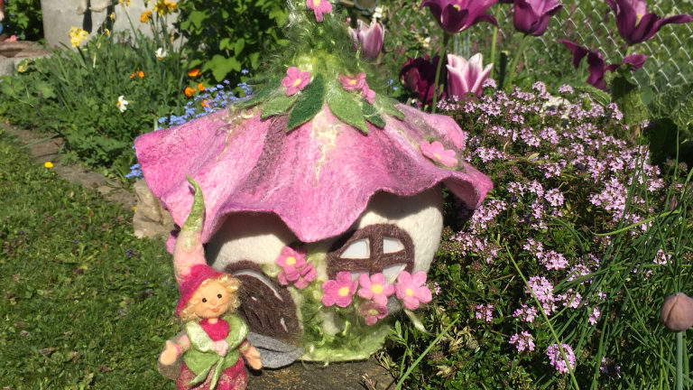 Rundes Blumen-Leuchthäuschen mit 1 Mini-Zwerg