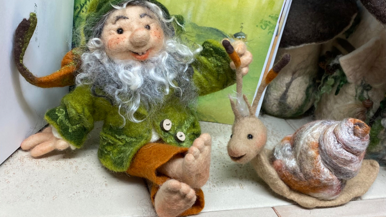 Zwerg sitzend mit Sacktierli oder Fingerschnecke