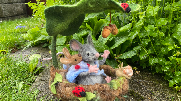 Mäusenest mit Maus und Kuschelhase