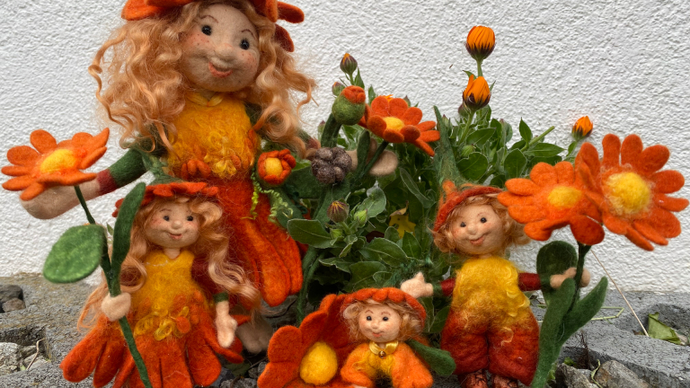 Blumenfrau mit Kind, Baby und Wiese