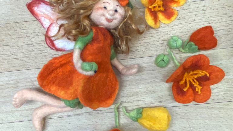 Schmetterlings/ Blumenelfe in Blumengirlande