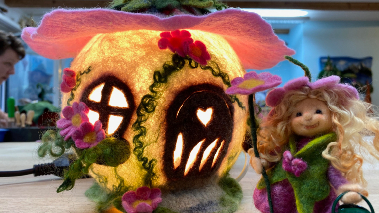 Rundes Blumen - Leuchthäuschen (Lampe) mit einem Minizwergli